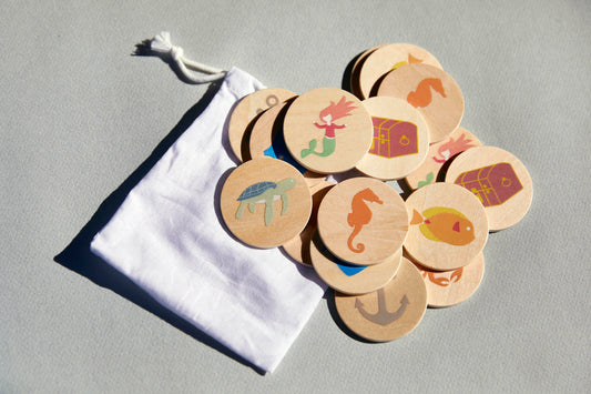 16 (8 pairs) beautifully designed wooden memory game discs made from sustainable wood (FSC timber) that comes in a little white 100% cotton bag. Compatible with the Ocean playmat and the Ocean lover suitcase. 