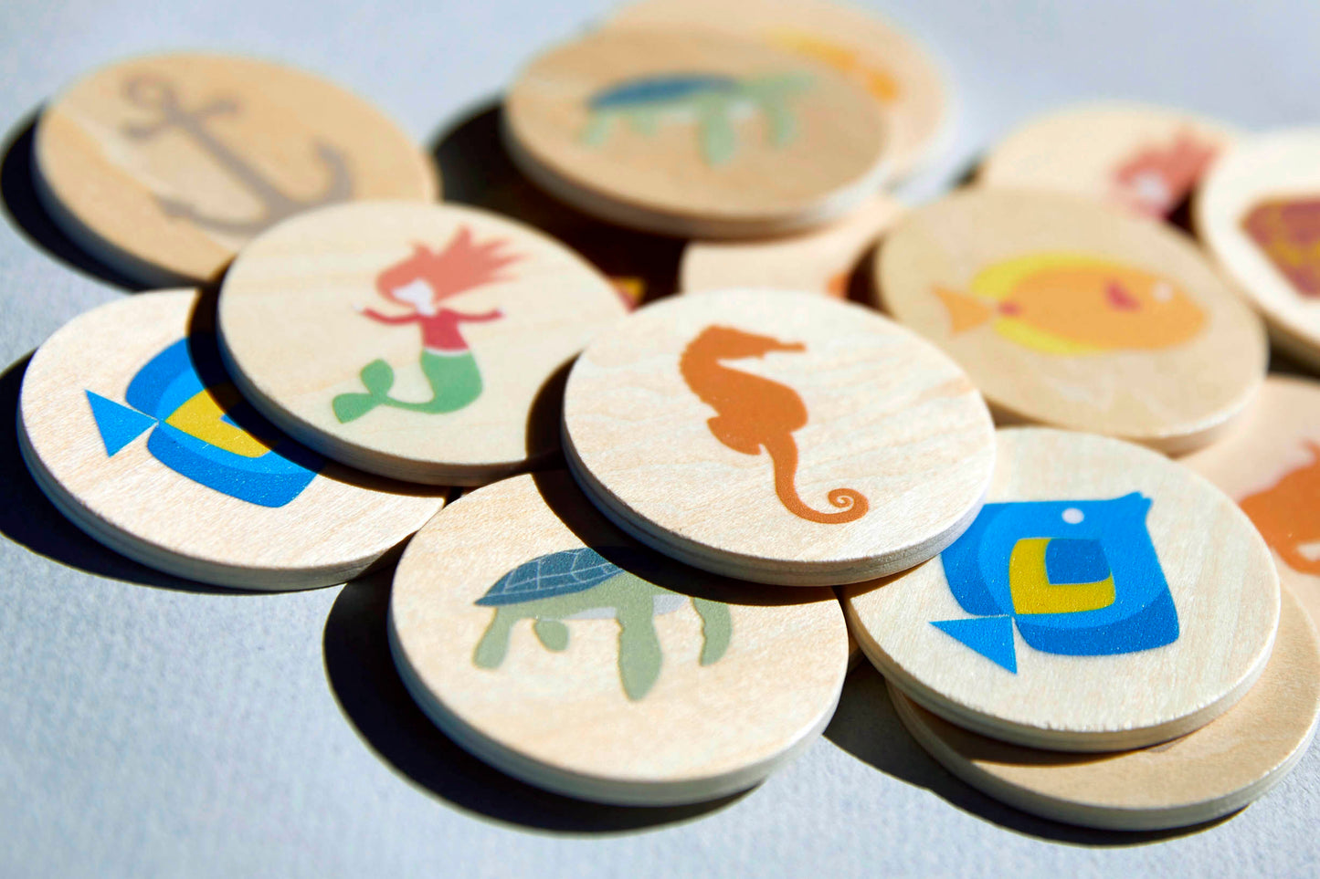 16 (8 pairs) beautifully designed wooden memory game discs made from sustainable wood (FSC timber) that comes in a little white 100% cotton bag. Compatible with the Ocean playmat and the Ocean lover suitcase. 