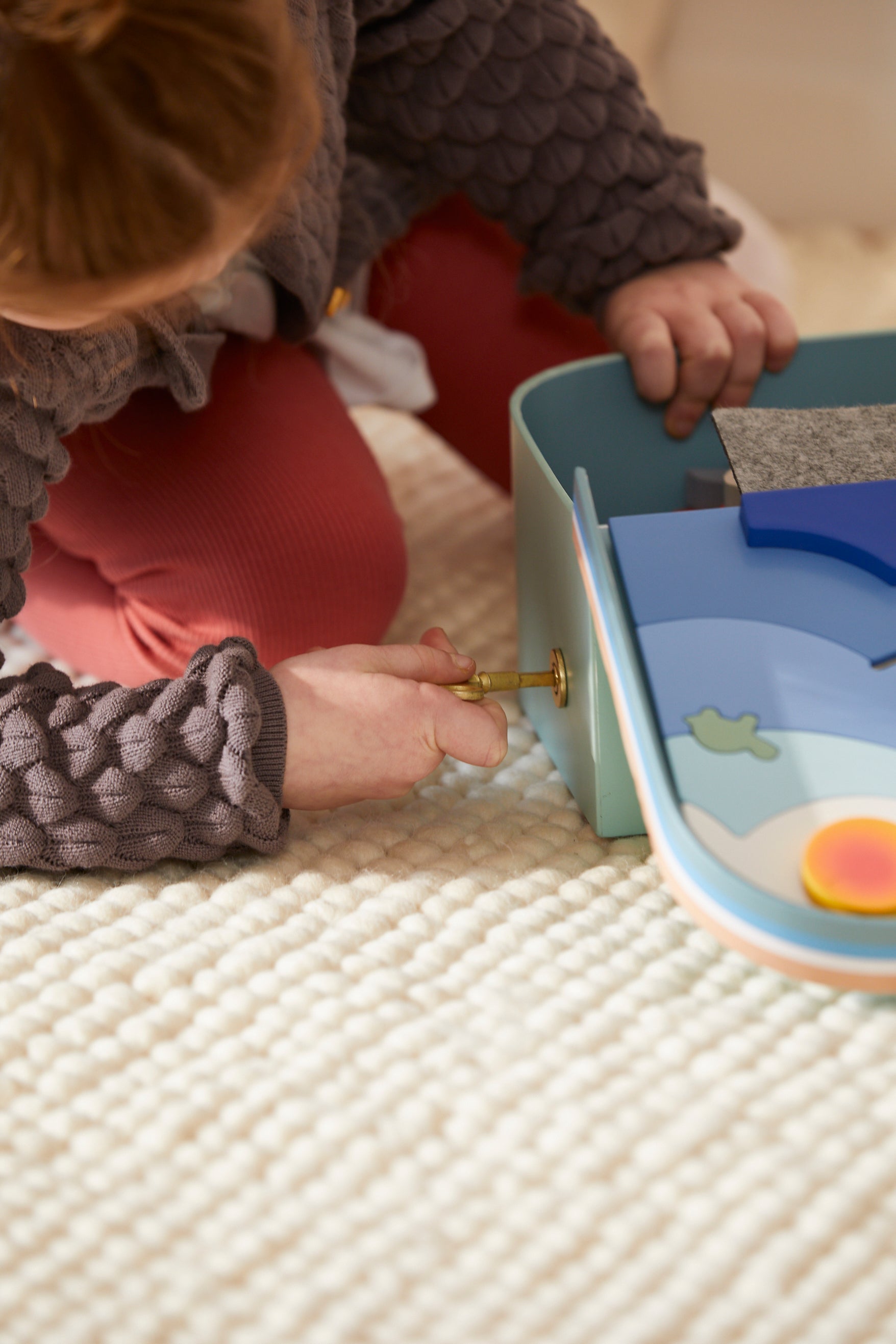 the educational ocean lover suitcase is suitable for children age 3+ and supports fine motor skills, hand-eye-coordination, finger strength, problem solving, shape, colour and size recognition, imagination and fun. 